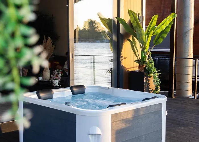 Holiday home Ada Moment Splav- Kuca Na Reci Beograd- Floating House On Sava River ,belgrade *